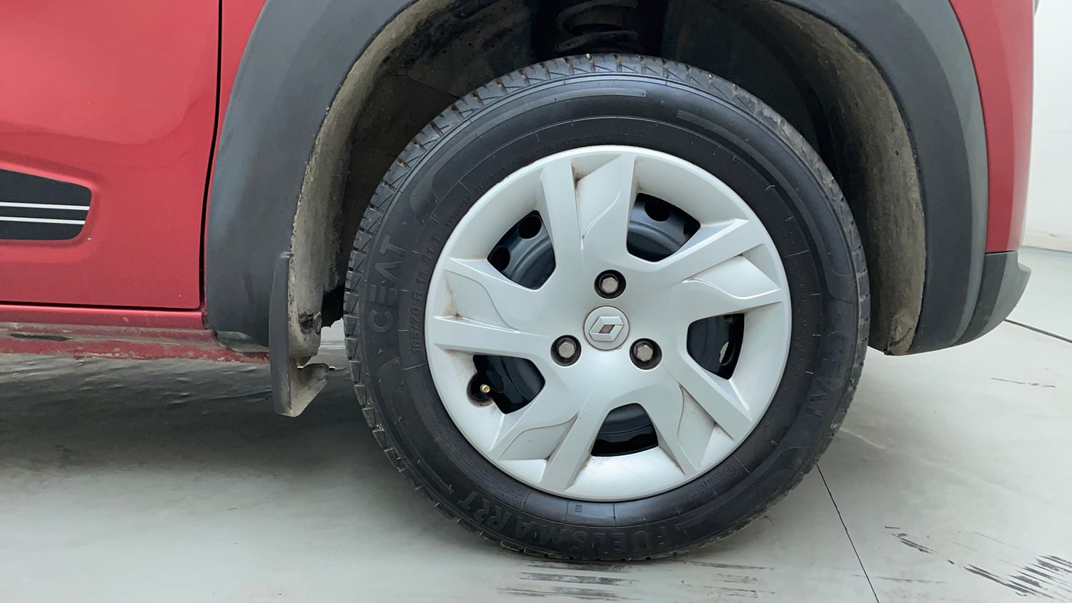 Used 2024 Renault Kwid RXT 1.0L AMT Petrol Automatic tyres RIGHT FRONT TYRE RIM VIEW