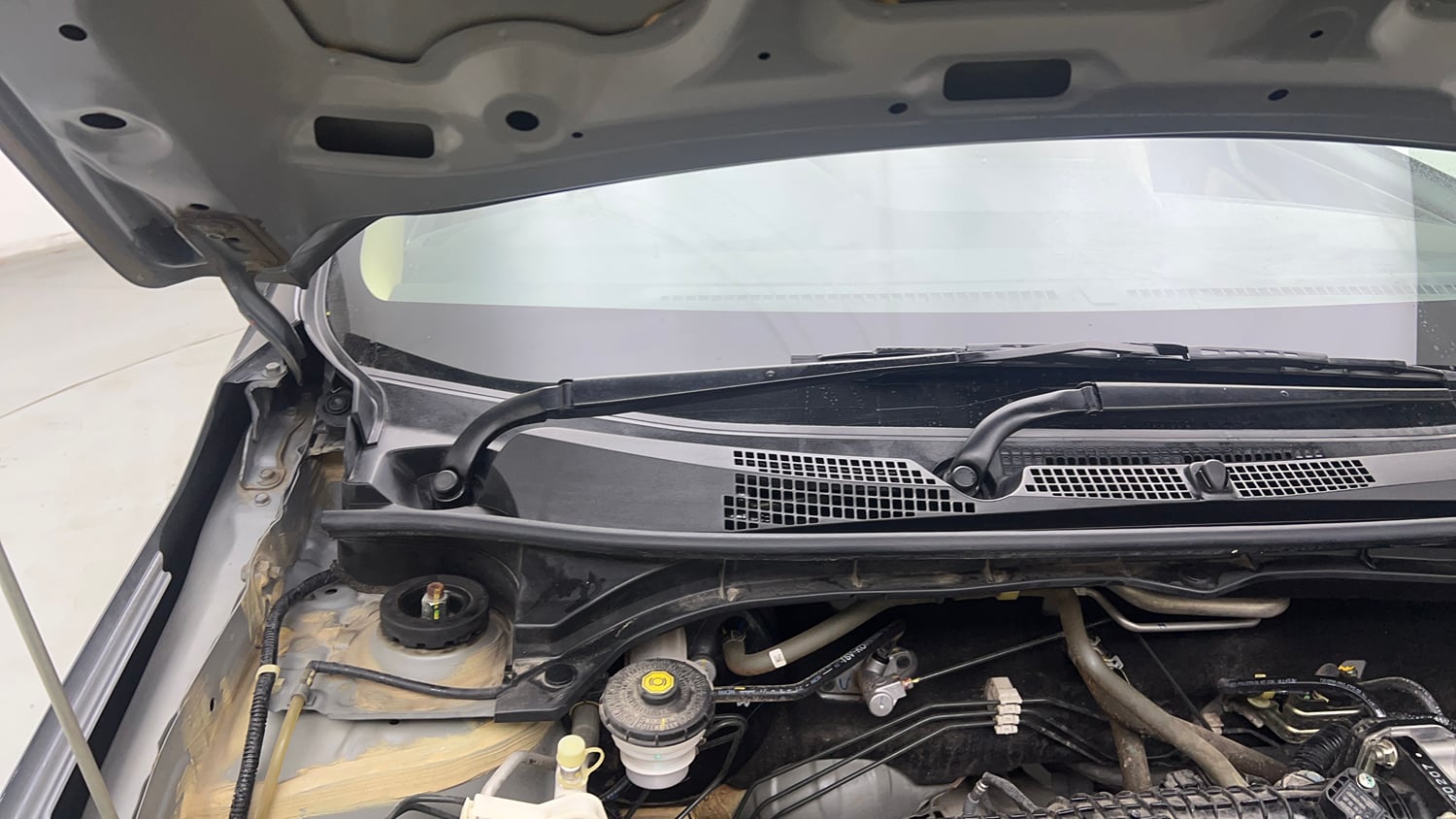 Used 2022 Honda Amaze S MT 1.2 Petrol Petrol Manual engine ENGINE RIGHT SIDE HINGE & APRON VIEW