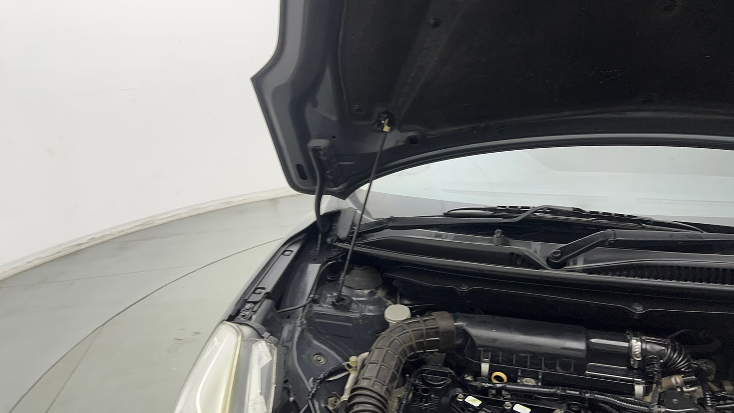 Used 2018 Maruti Suzuki Baleno Delta 1.2 Petrol Manual engine ENGINE RIGHT SIDE HINGE & APRON VIEW