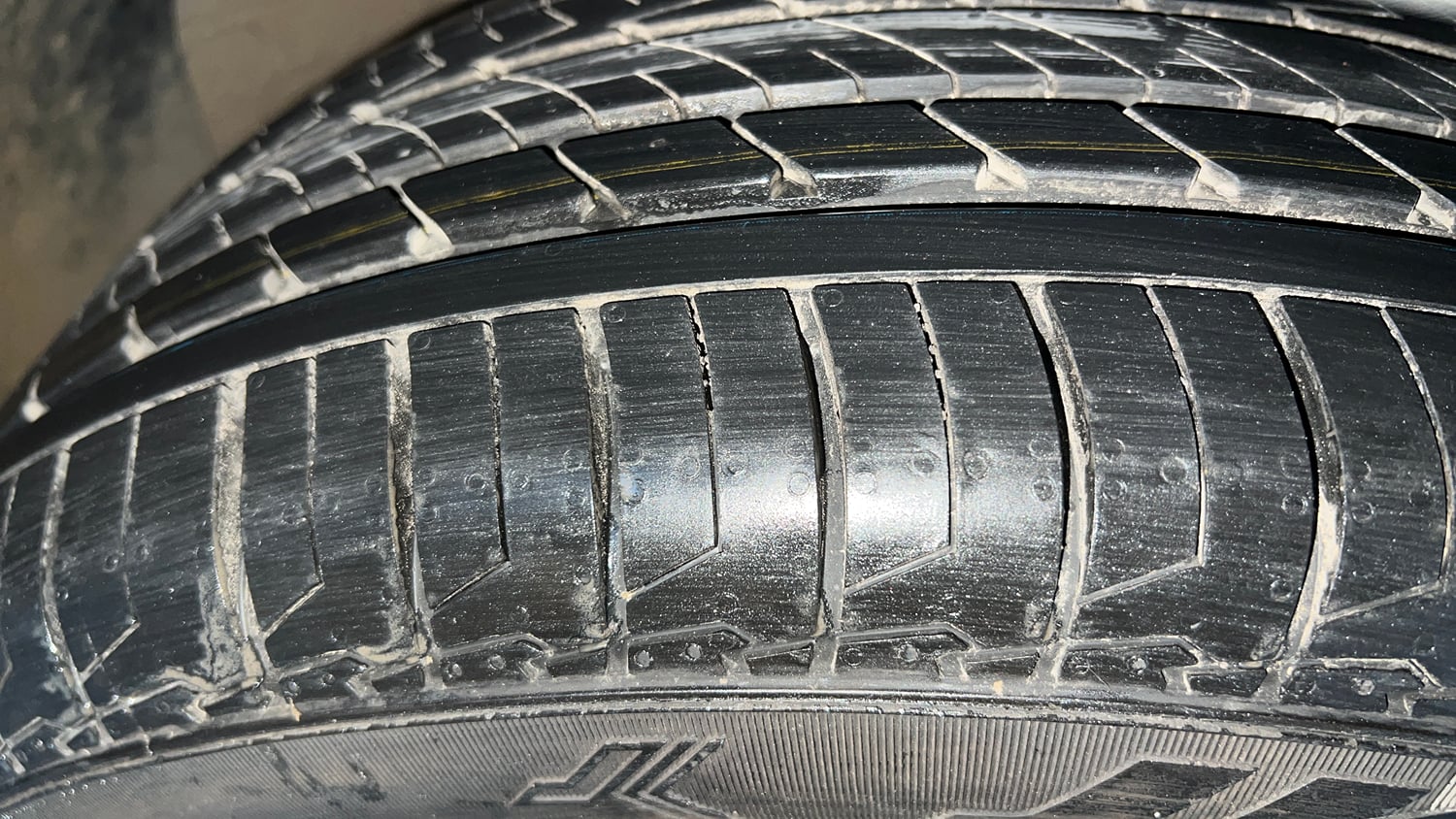Used 2023 Hyundai Creta SX (O) 1.5 Petrol IVT Petrol Automatic tyres RIGHT FRONT TYRE TREAD VIEW