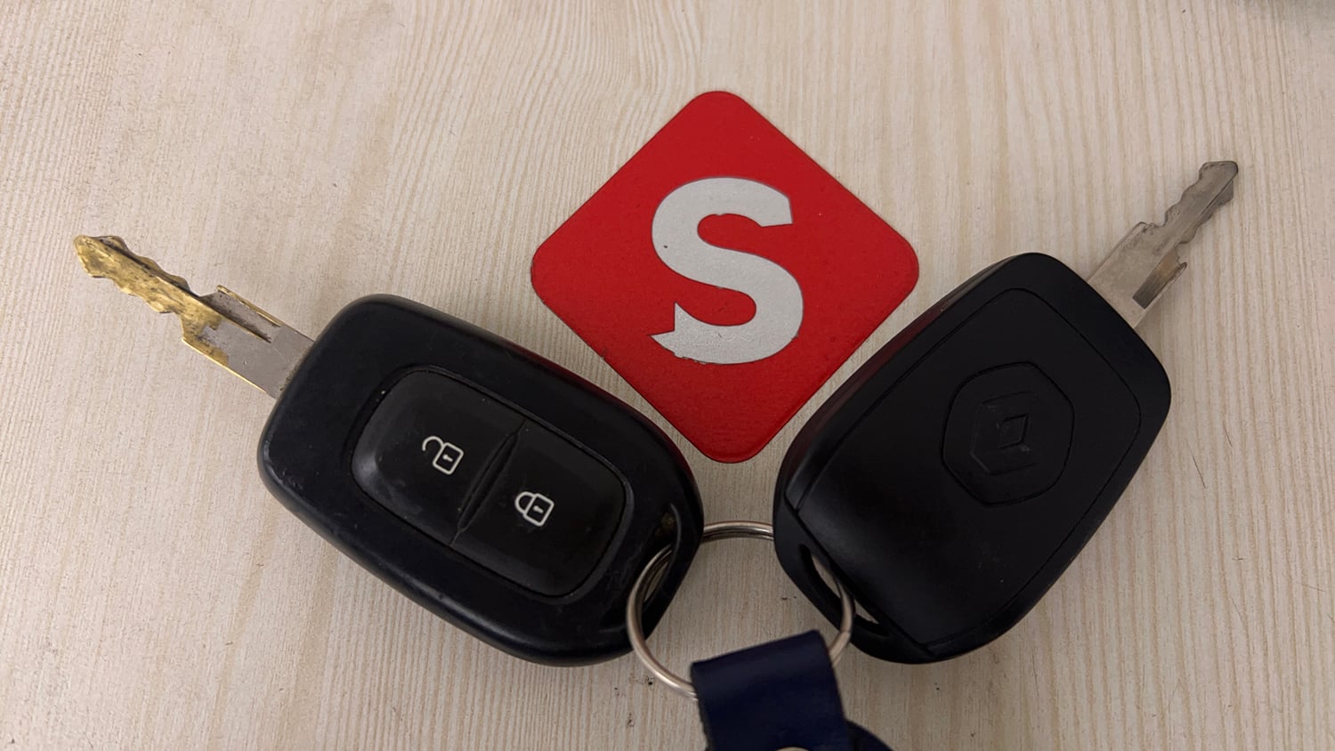 Used 2017 Renault Kwid 1.0 RXT Opt Petrol Manual extra CAR KEY VIEW