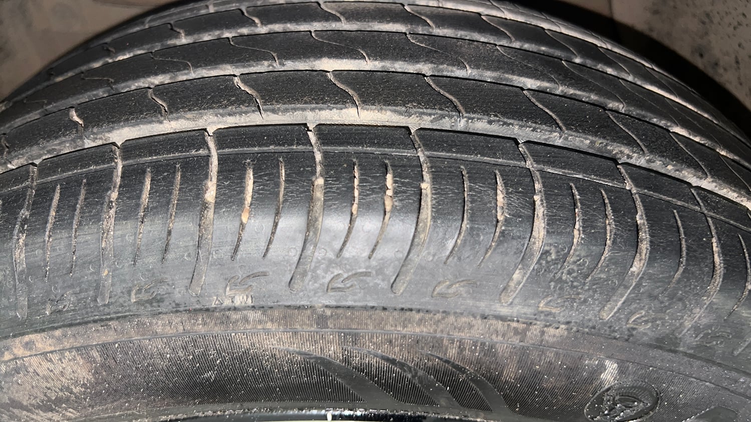 Used 2023 Maruti Suzuki Brezza Zxi Plus Dual Tone Petrol Manual tyres LEFT FRONT TYRE TREAD VIEW