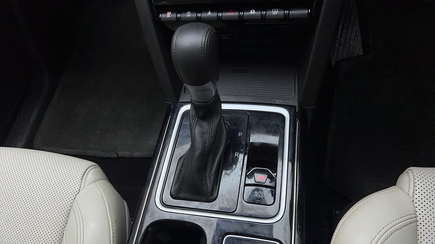 Used 2024 Mahindra XUV700 AX 7 Luxury Pack Petrol AT 7 STR Petrol Automatic interior GEAR  KNOB VIEW