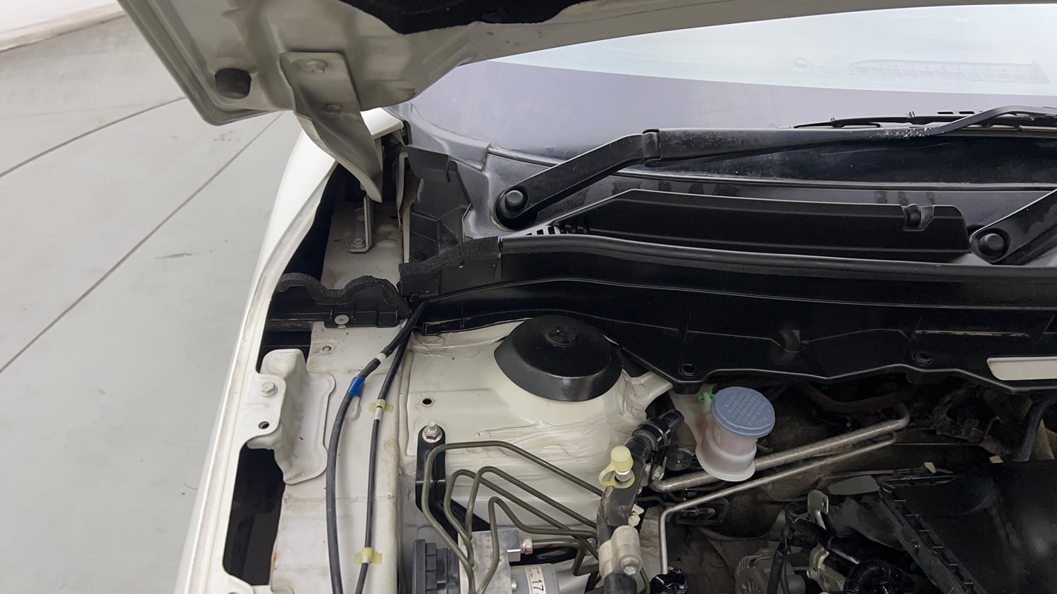 Used 2023 Maruti Suzuki Brezza ZXi Petrol Manual engine ENGINE RIGHT SIDE HINGE & APRON VIEW