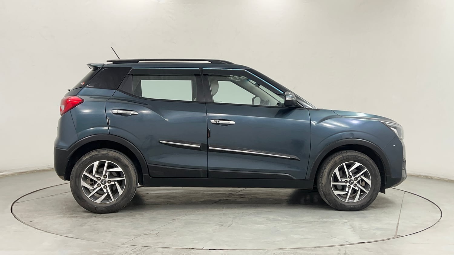 Used 2023 Mahindra XUV 300 W8 (O) 1.2 Petrol AMT Petrol Automatic exterior RIGHT SIDE VIEW