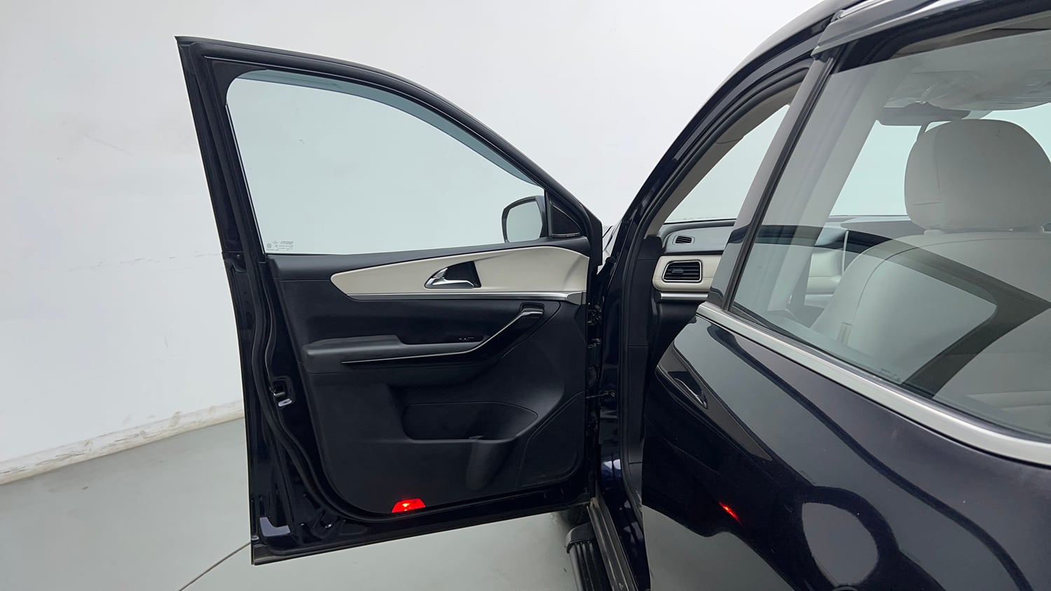 Used 2024 Mahindra XUV700 AX 7 Luxury Pack Petrol AT 7 STR Petrol Automatic interior LEFT FRONT DOOR OPEN VIEW