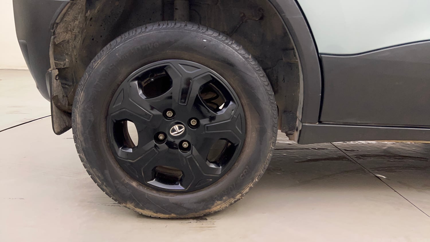 Used 2022 Tata Punch Accomplished AMT Petrol Automatic tyres RIGHT REAR TYRE RIM VIEW