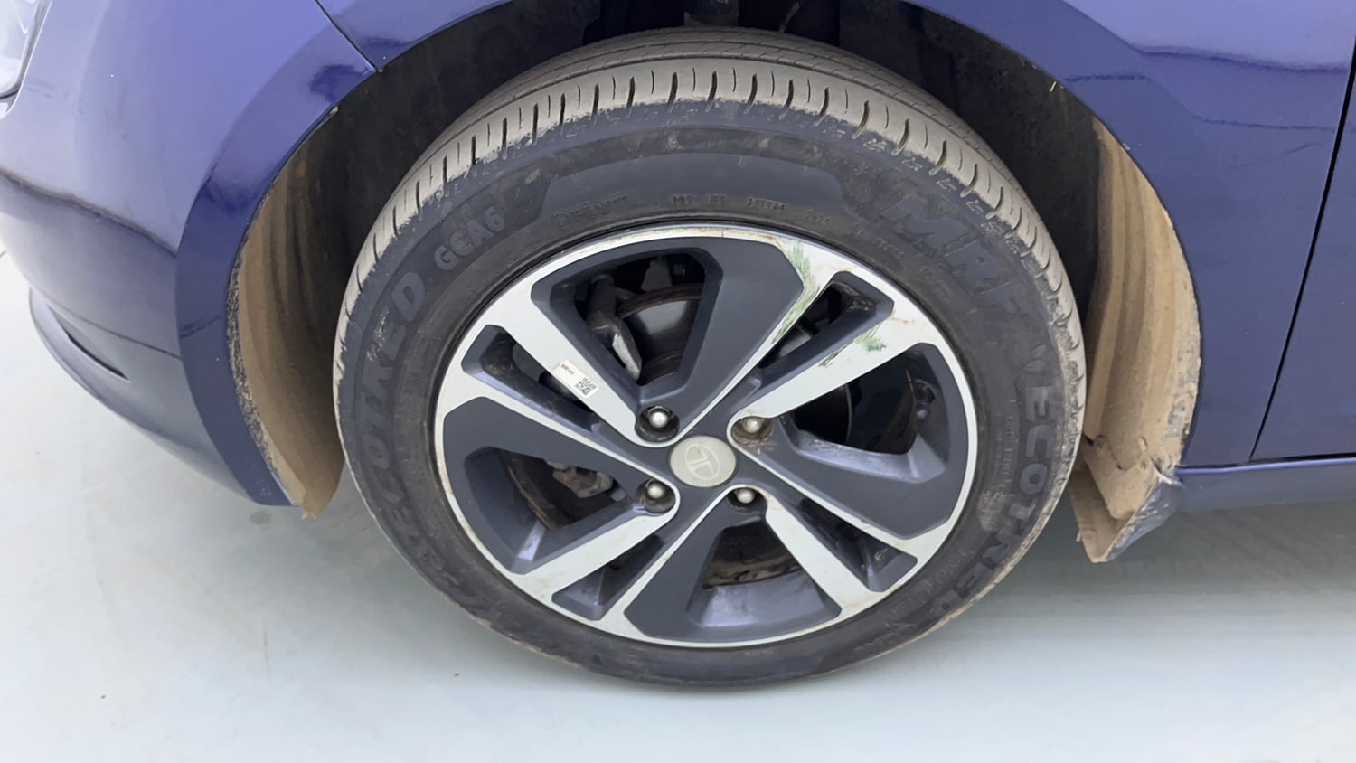 Used 2024 Tata Altroz XZA Plus (S) Lux Petrol Petrol Automatic tyres LEFT FRONT TYRE RIM VIEW