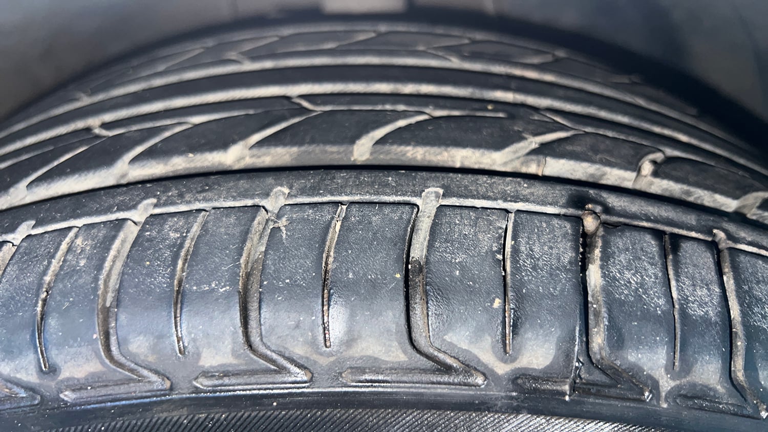 Used 2021 Hyundai New i20 Asta (O) 1.0 Turbo DCT Petrol Automatic tyres RIGHT FRONT TYRE TREAD VIEW