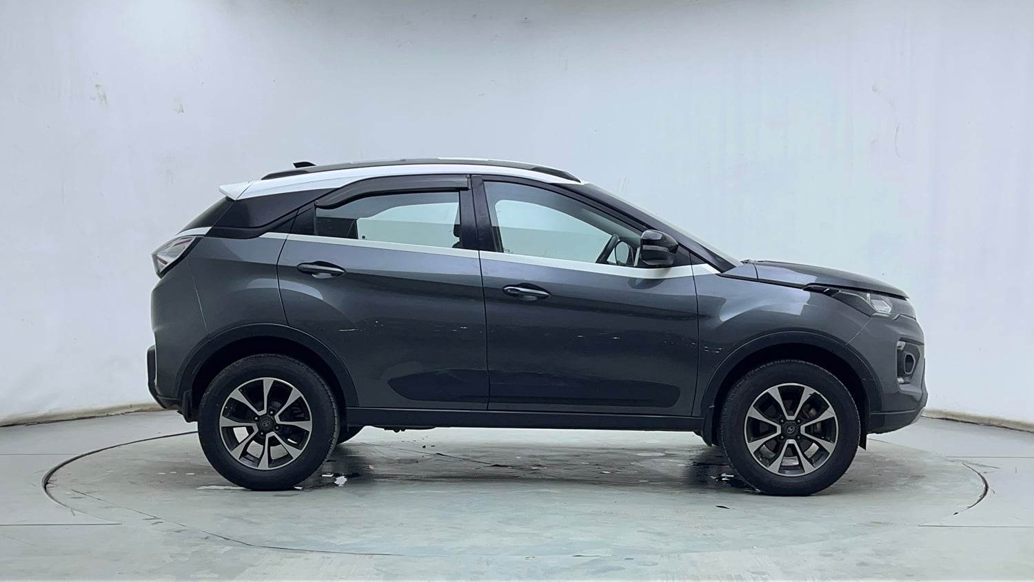 Used 2020 Tata Nexon XZA Plus (O) Dual Tone Petrol Automatic exterior RIGHT SIDE VIEW