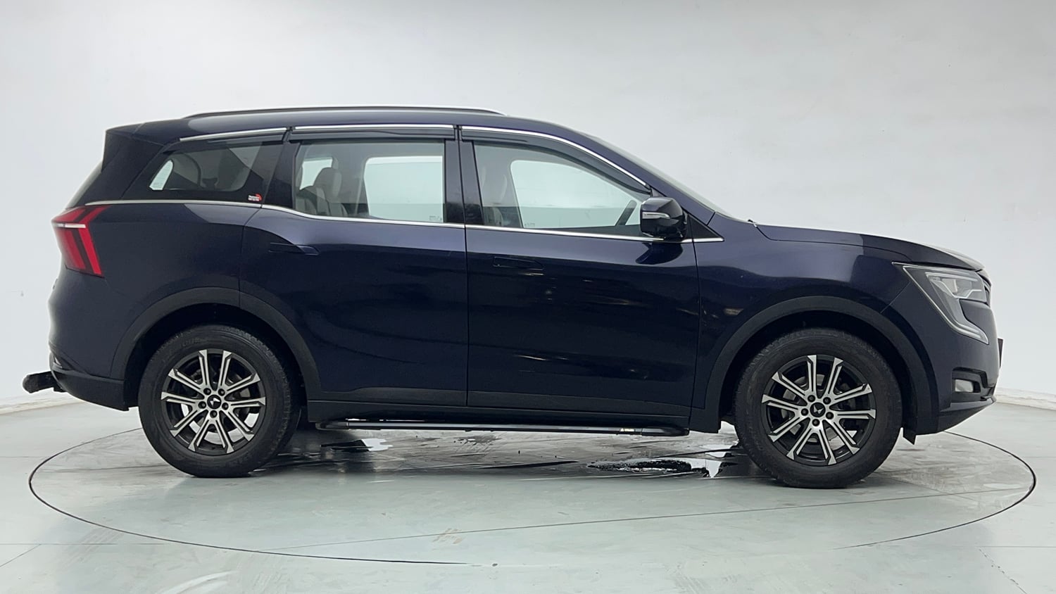 Used 2024 Mahindra XUV700 AX 7 Luxury Pack Petrol AT 7 STR Petrol Automatic exterior RIGHT SIDE VIEW