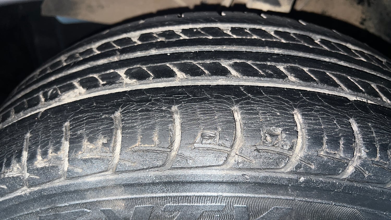 Used 2018 Maruti Suzuki Baleno Delta 1.2 Petrol Manual tyres LEFT FRONT TYRE TREAD VIEW