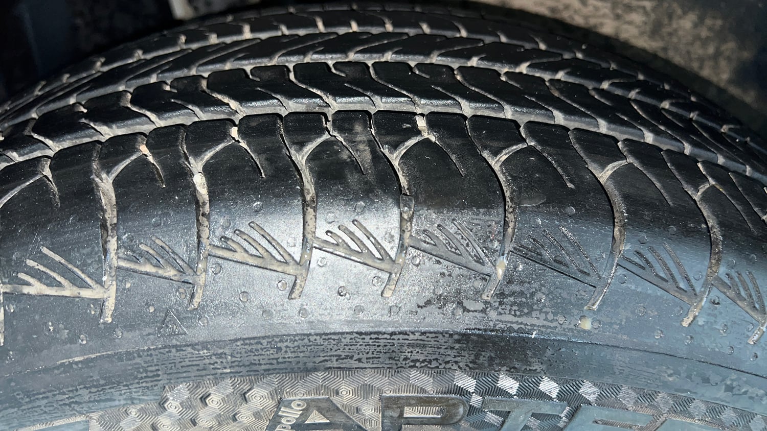 Used 2024 Toyota Urban Cruiser Hyryder V AT NeoDrive Petrol Automatic tyres RIGHT REAR TYRE TREAD VIEW