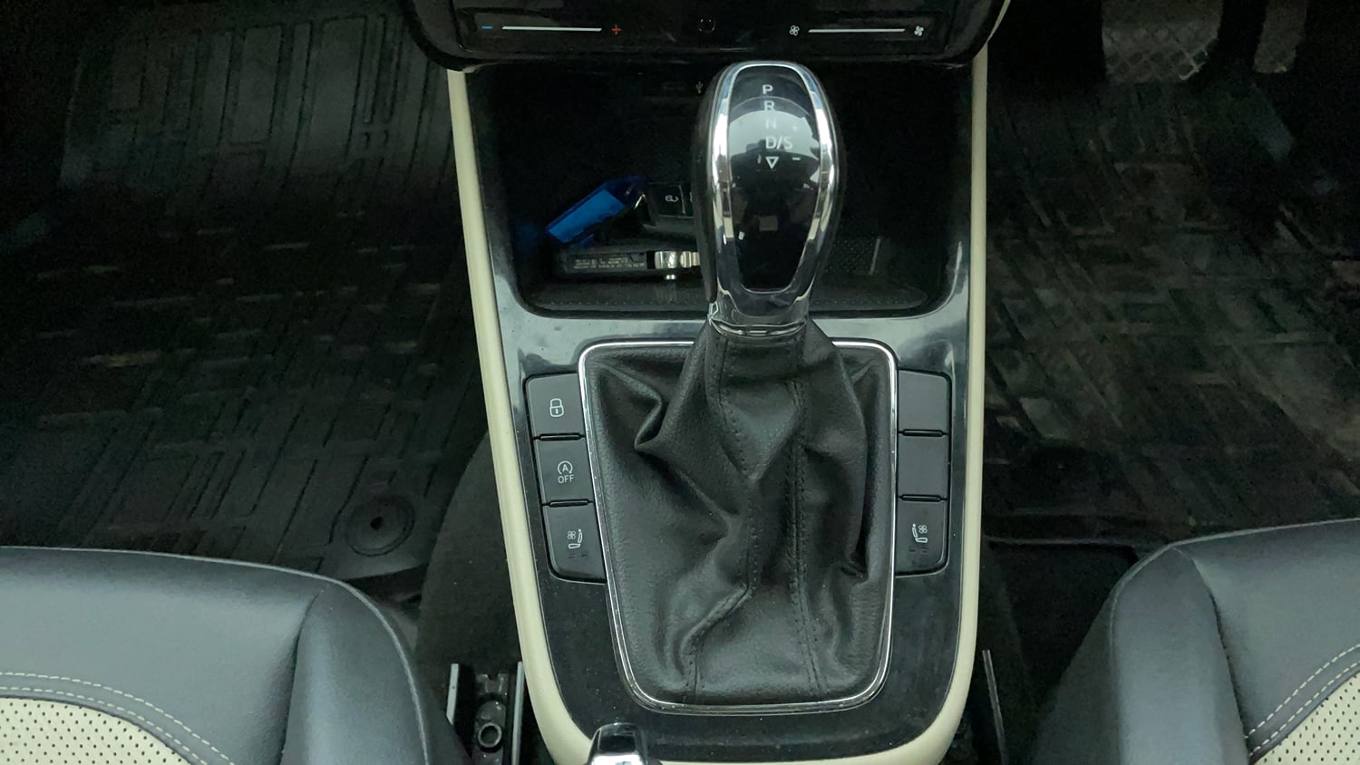 Used 2022 Skoda Slavia Style 1.0L TSI AT Petrol Automatic interior GEAR  KNOB VIEW