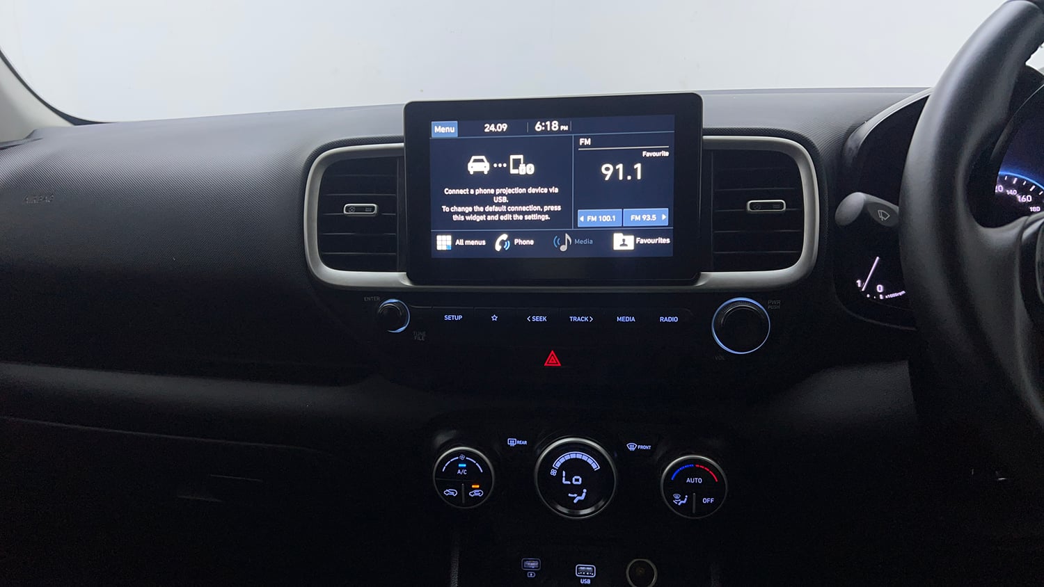 Used 2020 Hyundai Venue SX 1.4 CRDi Diesel Manual top_features Integrated (in-dash) music system