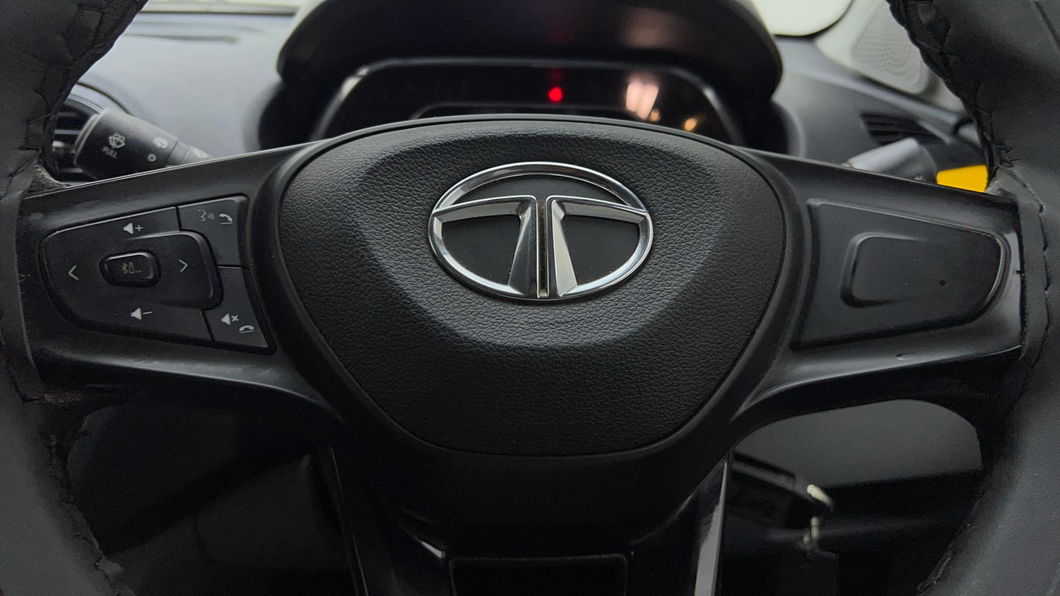 Used 2020 Tata Tiago XZ Plus Petrol Manual top_features Airbags