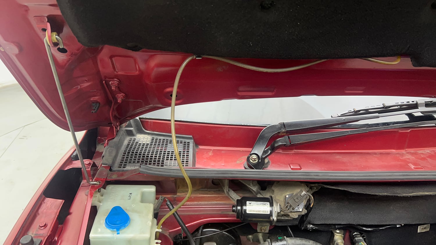 Used 2016 Renault Kwid RXT Petrol Manual engine ENGINE RIGHT SIDE HINGE & APRON VIEW