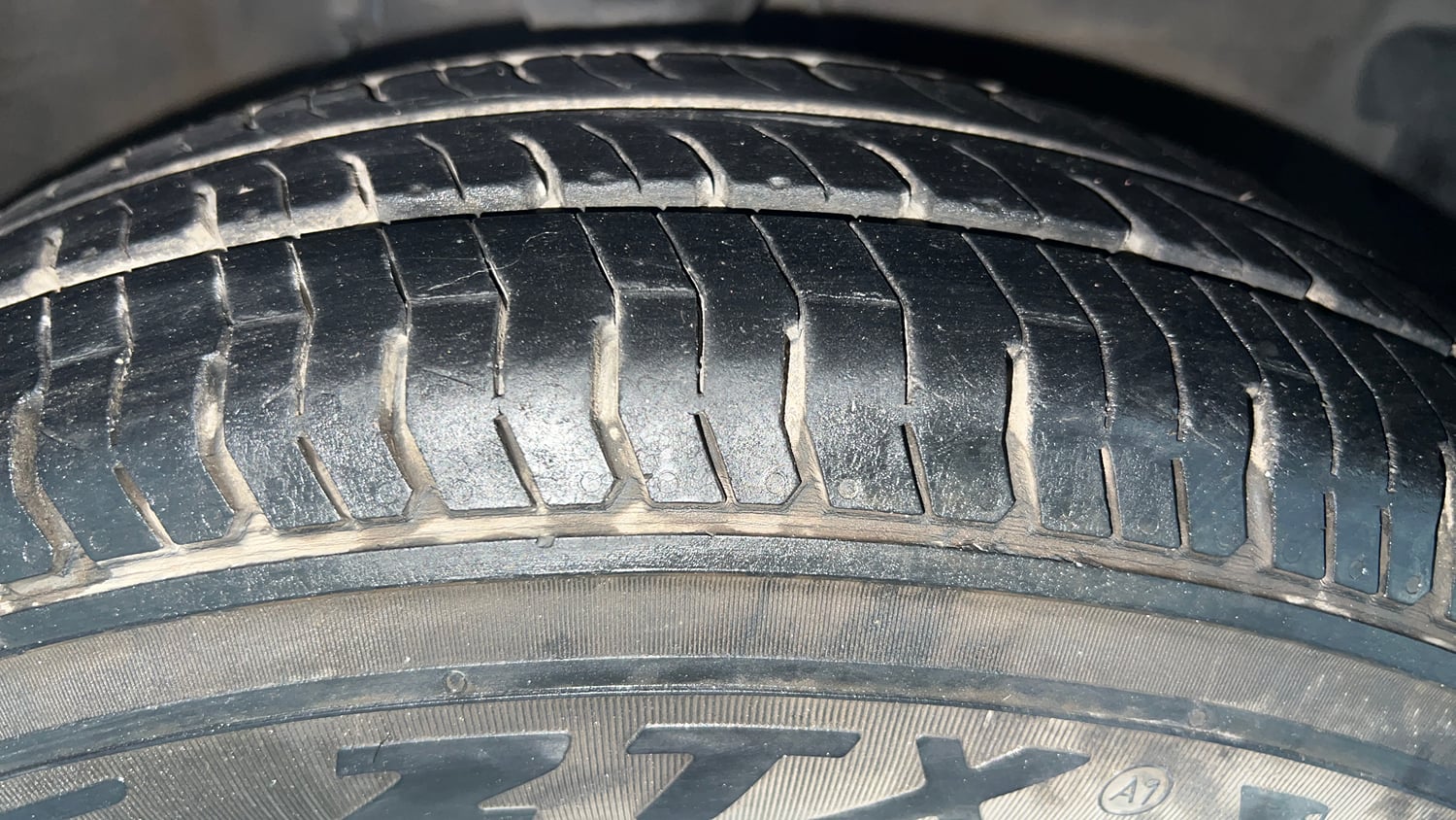 Used 2014 Hyundai i10 Magna 1.1 iRDE2 Petrol Manual tyres RIGHT FRONT TYRE TREAD VIEW