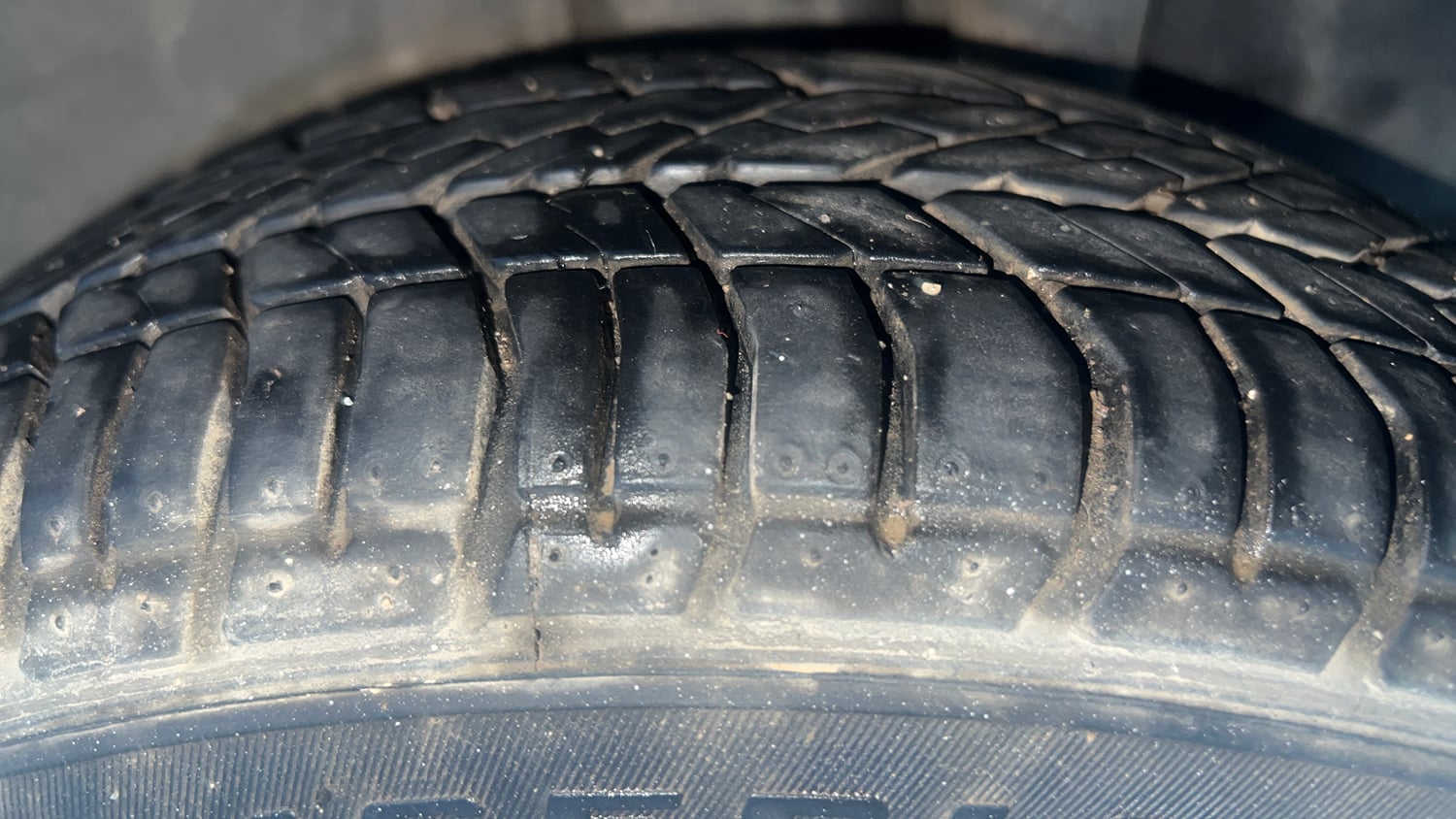 Used 2014 Ford Figo Duratec Petrol ZXI 1.2 Petrol Manual tyres LEFT REAR TYRE TREAD VIEW