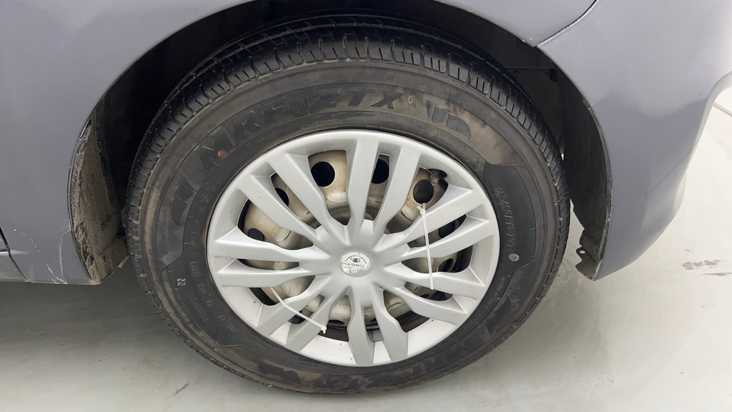 Used 2014 Hyundai i10 Magna 1.1 iRDE2 Petrol Manual tyres RIGHT FRONT TYRE RIM VIEW