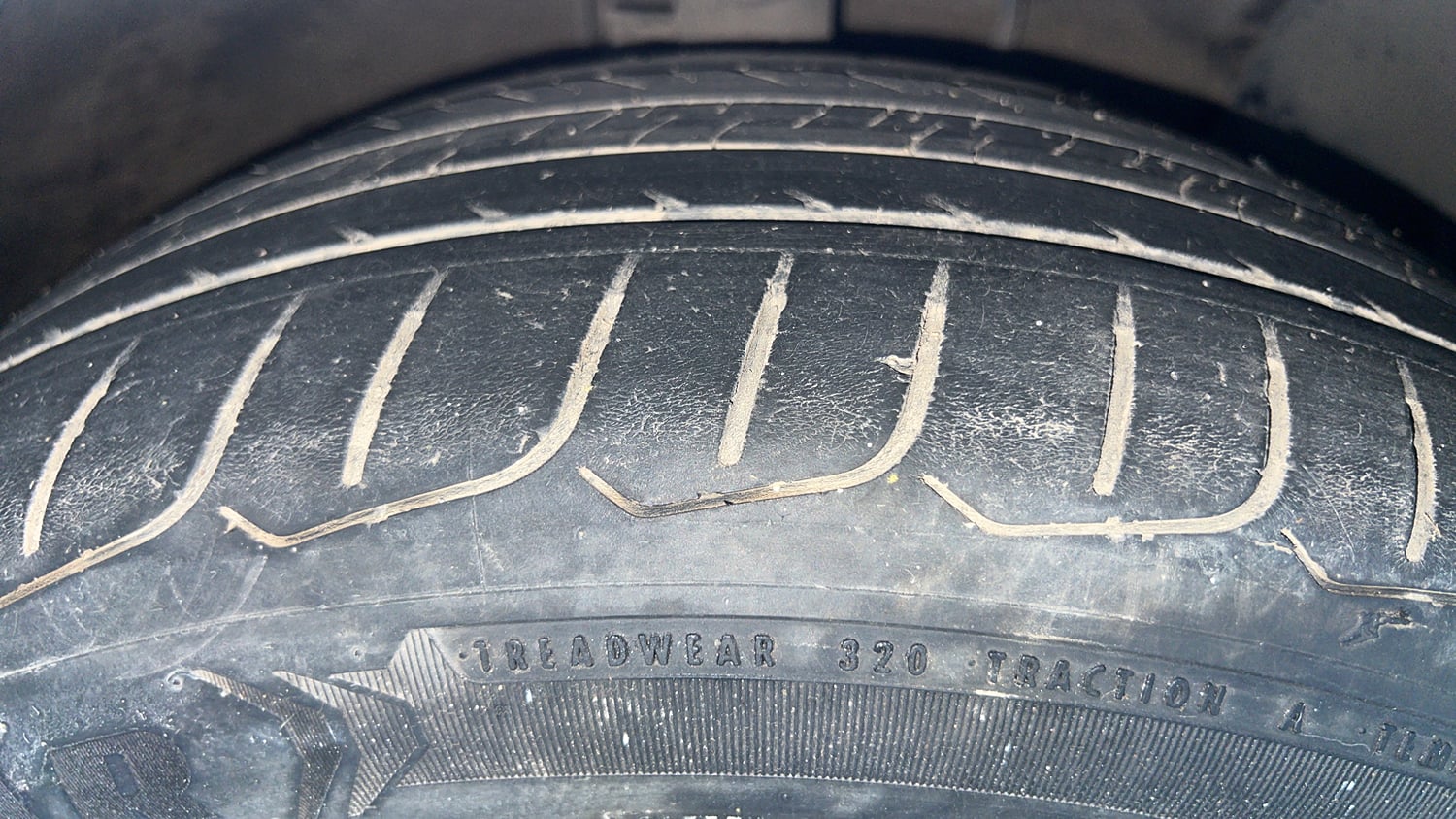 Used 2023 Hyundai Verna SX (O) 1.5 Turbo Petrol DCT Petrol Automatic tyres RIGHT FRONT TYRE TREAD VIEW