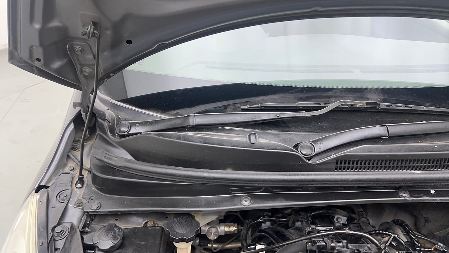 Used 2014 Hyundai i10 Magna 1.1 iRDE2 Petrol Manual engine ENGINE RIGHT SIDE HINGE & APRON VIEW