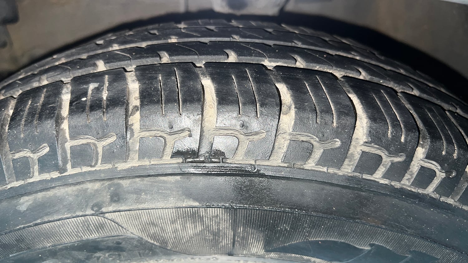 Used 2014 Hyundai i10 Magna 1.1 iRDE2 Petrol Manual tyres LEFT FRONT TYRE TREAD VIEW
