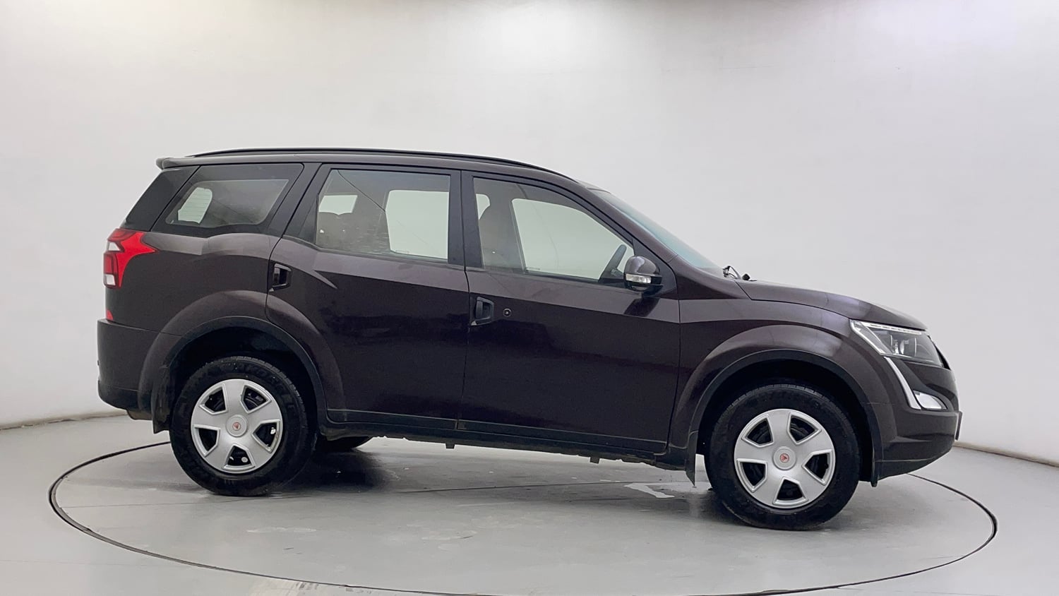 Used 2019 Mahindra XUV500 W7 Diesel Manual exterior RIGHT SIDE VIEW