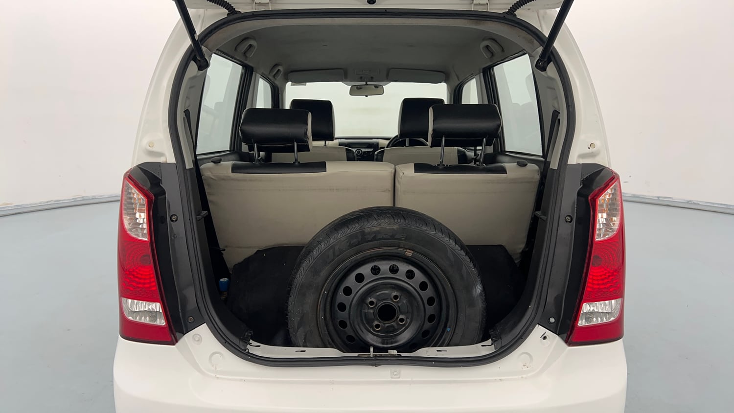 Used 2017 Maruti Suzuki Wagon R 1.0 VXI Petrol + CNG (Outside Fitted) Cng Manual interior DICKY INSIDE VIEW
