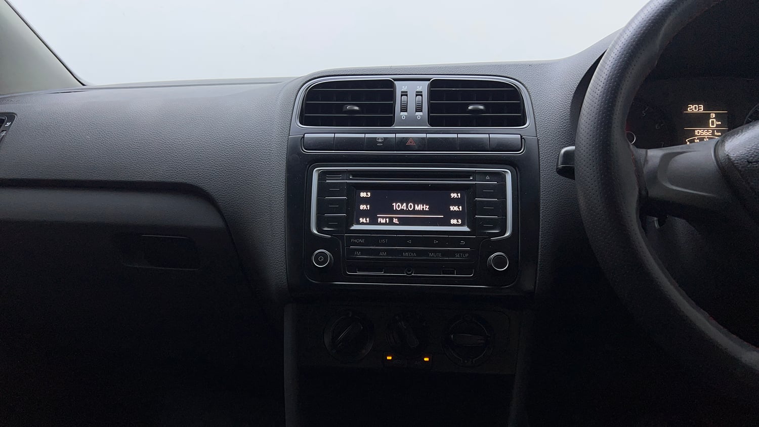Used 2018 Volkswagen Polo Comfortline 1.0L (P) Petrol Manual interior MUSIC SYSTEM & AC CONTROL VIEW