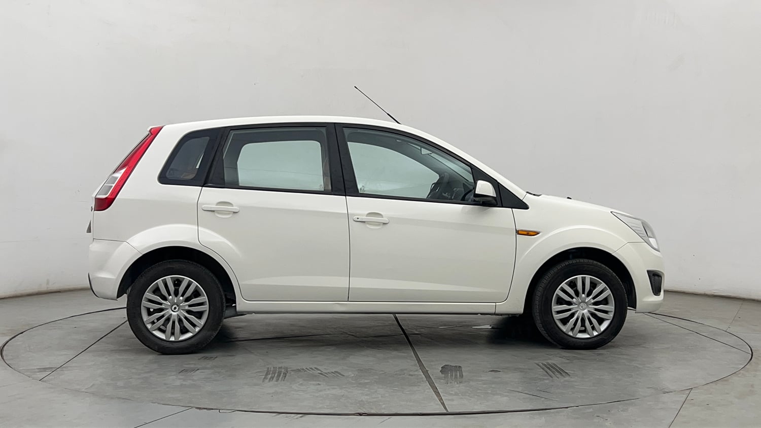 Used 2014 Ford Figo Duratec Petrol ZXI 1.2 Petrol Manual exterior RIGHT SIDE VIEW