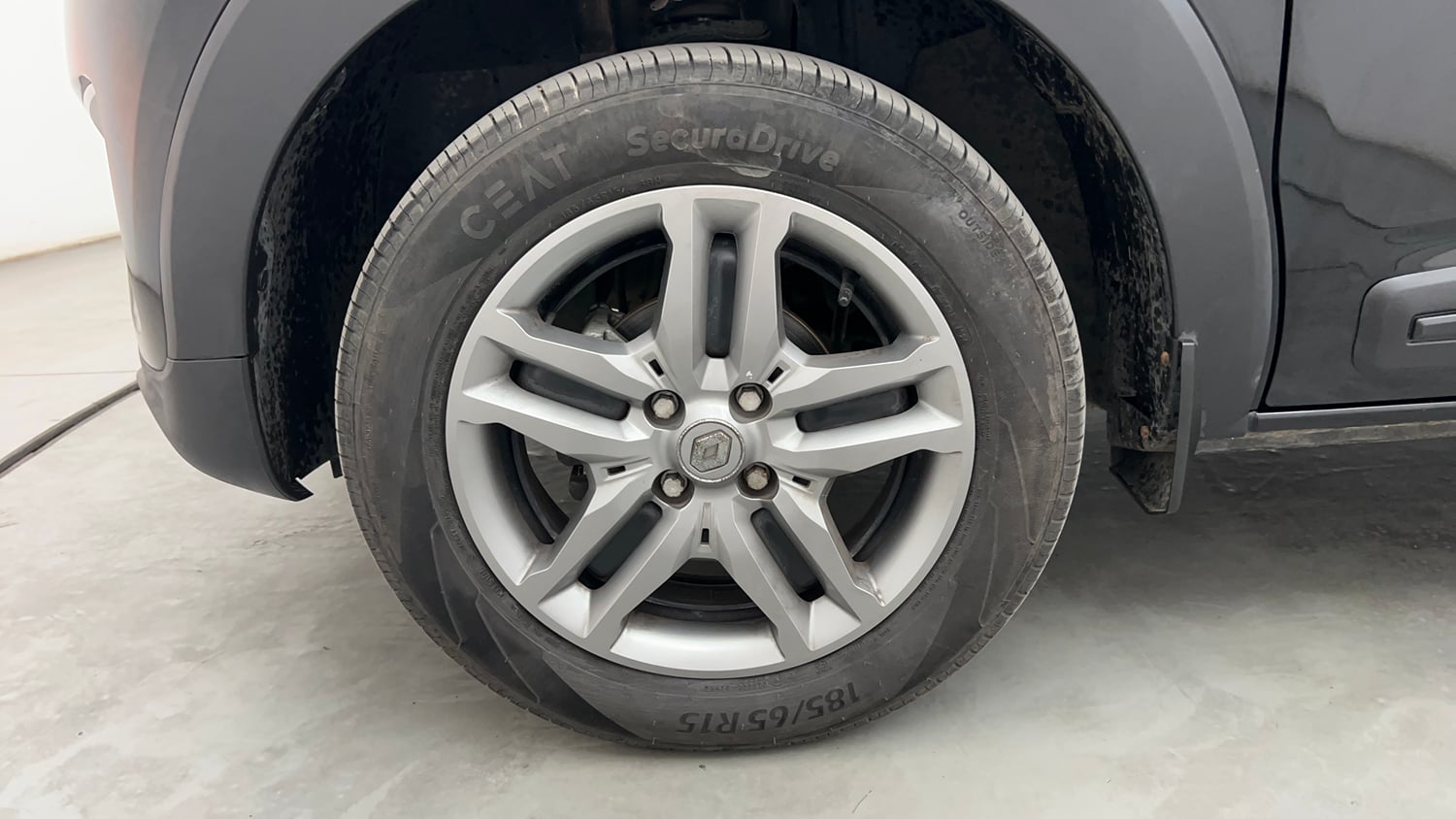 Used 2024 Renault Triber RXZ Petrol Manual tyres LEFT FRONT TYRE RIM VIEW