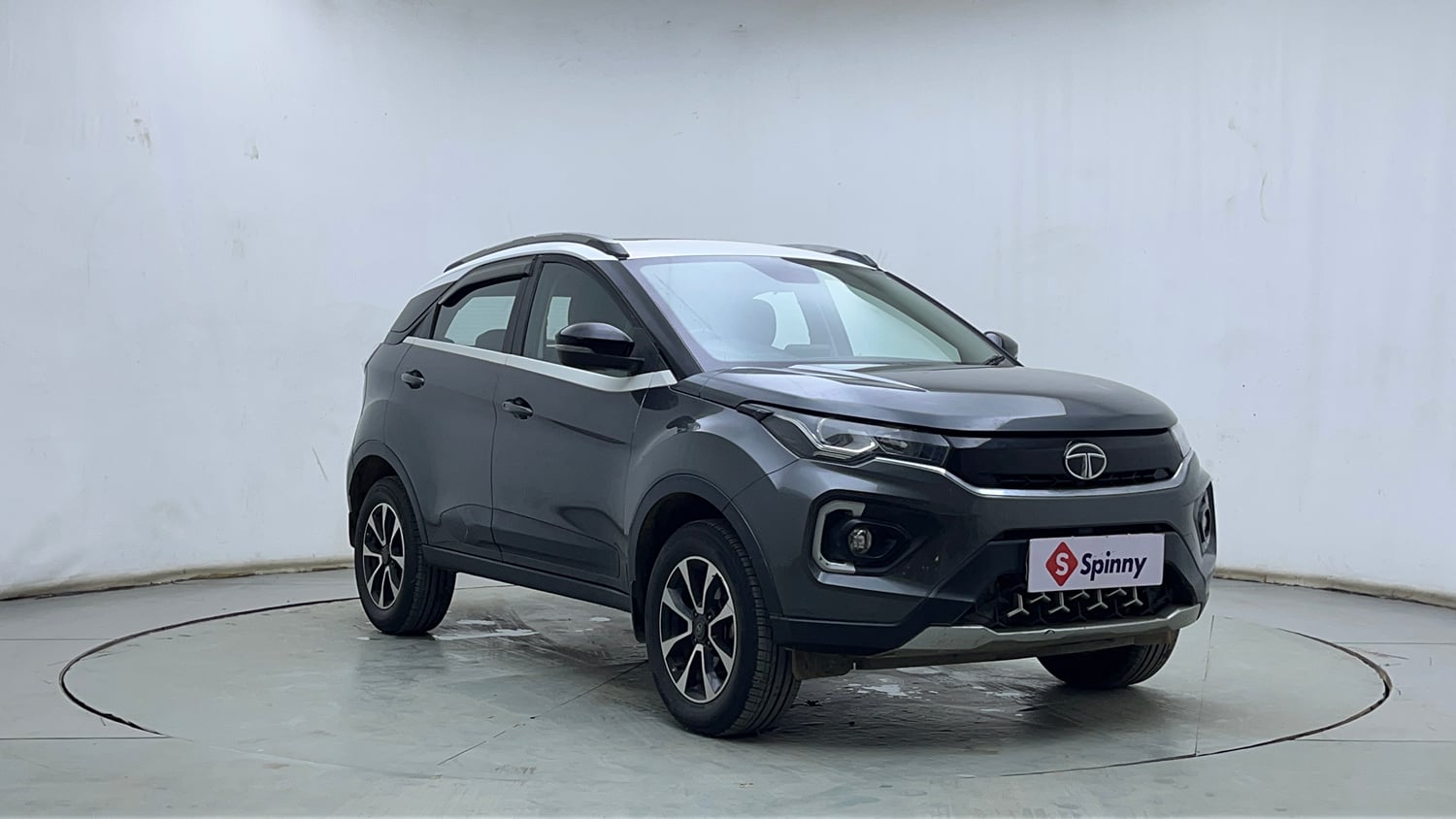 Used 2020 Tata Nexon XZA Plus (O) Dual Tone Petrol Automatic exterior RIGHT FRONT CORNER VIEW