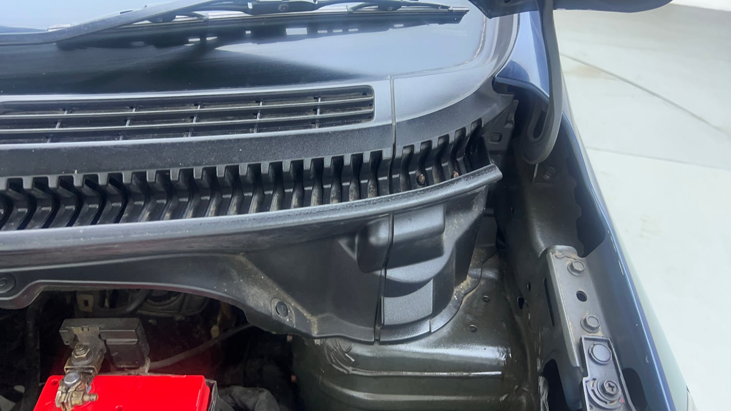 Used 2016 Maruti Suzuki Ertiga ZXI+ Petrol Manual engine ENGINE LEFT SIDE HINGE & APRON VIEW