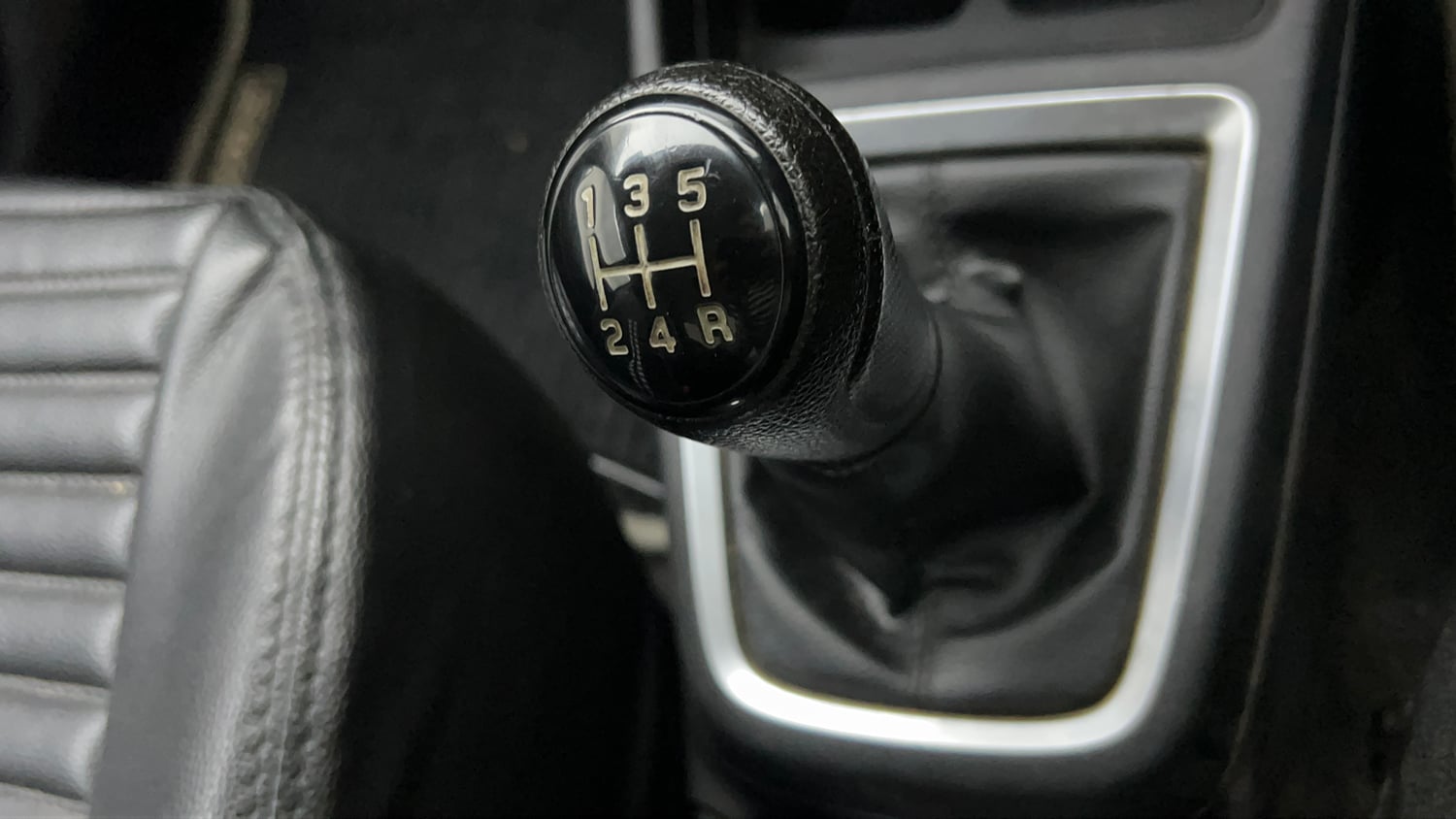 Used 2022 Maruti Suzuki Swift VXi Petrol Manual interior GEAR  KNOB VIEW