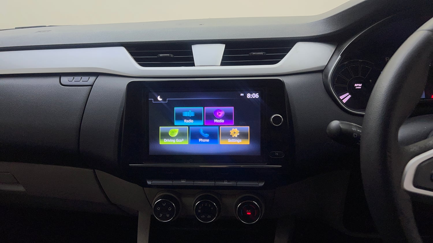 Used 2021 Renault Triber RXZ EASY-R AMT Petrol Automatic top_features Touch screen infotainment system
