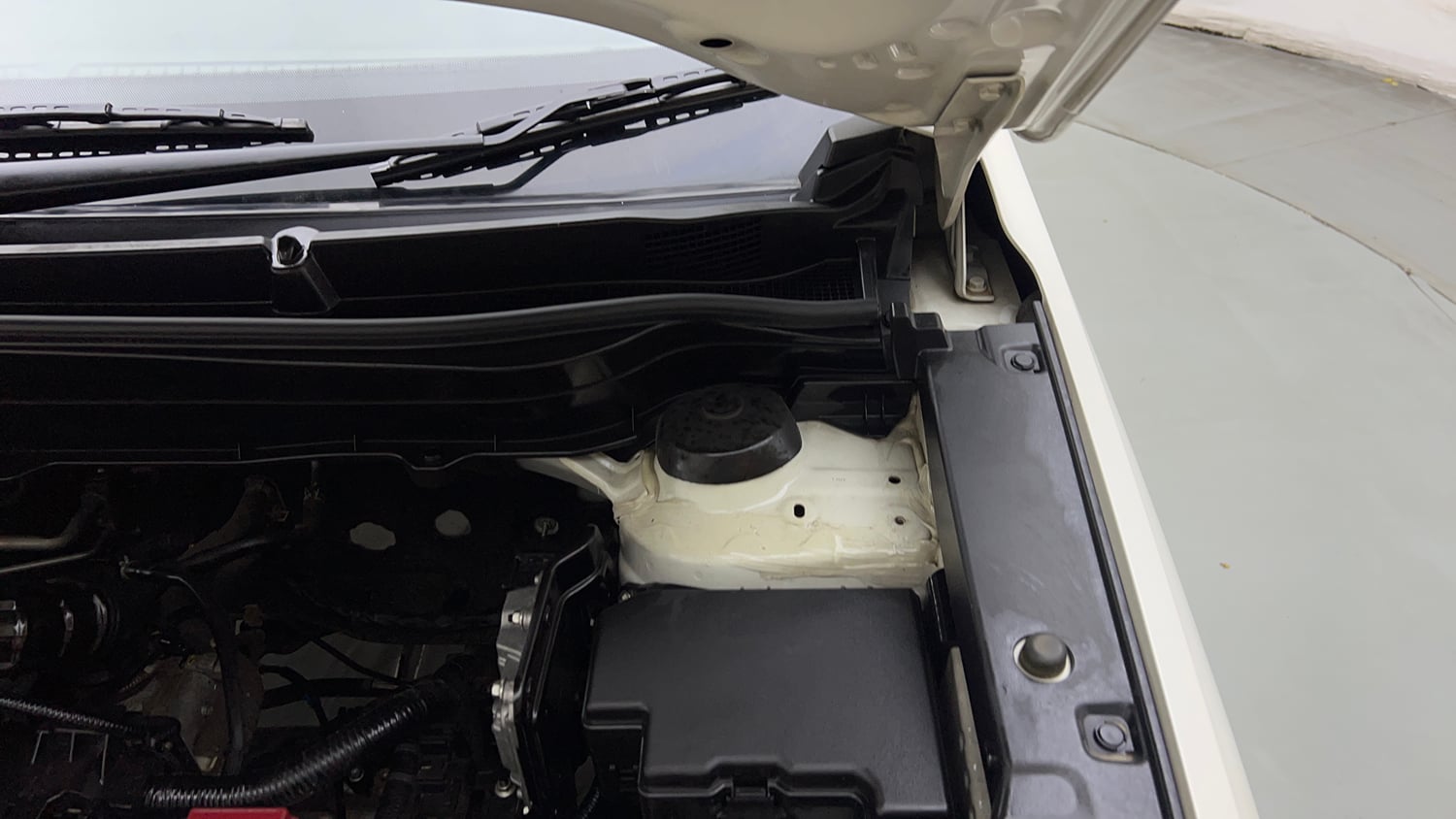 Used 2024 Toyota Urban Cruiser Hyryder V AT NeoDrive Petrol Automatic engine ENGINE LEFT SIDE HINGE & APRON VIEW