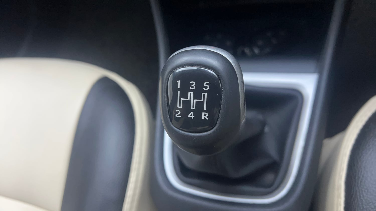 Used 2024 Tata Punch Creative Dual Tone MT Sunroof Petrol Manual interior GEAR  KNOB VIEW