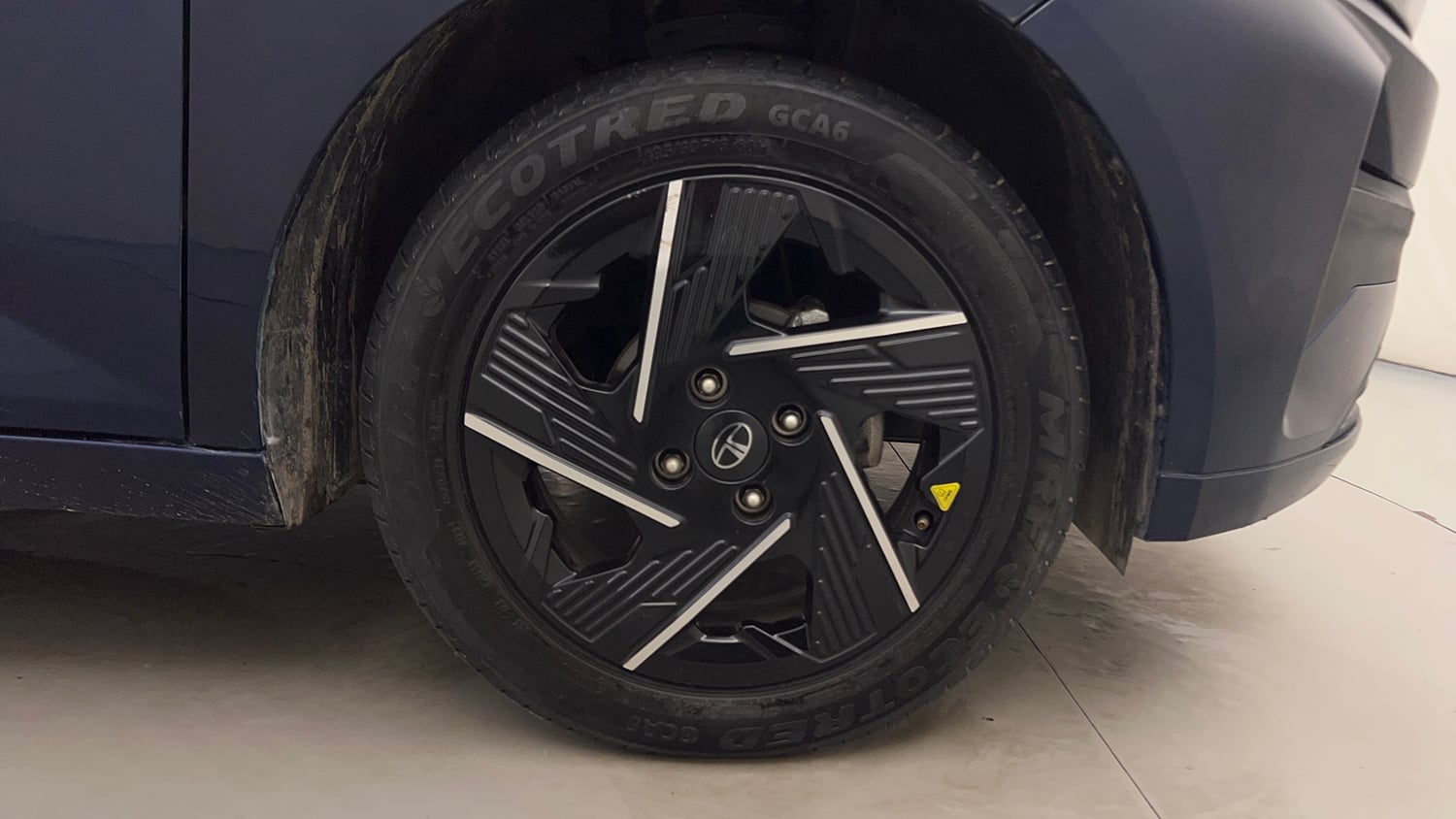 Used 2025 Tata Altroz Accomplished S Petrol 5MT Petrol Manual tyres RIGHT FRONT TYRE RIM VIEW