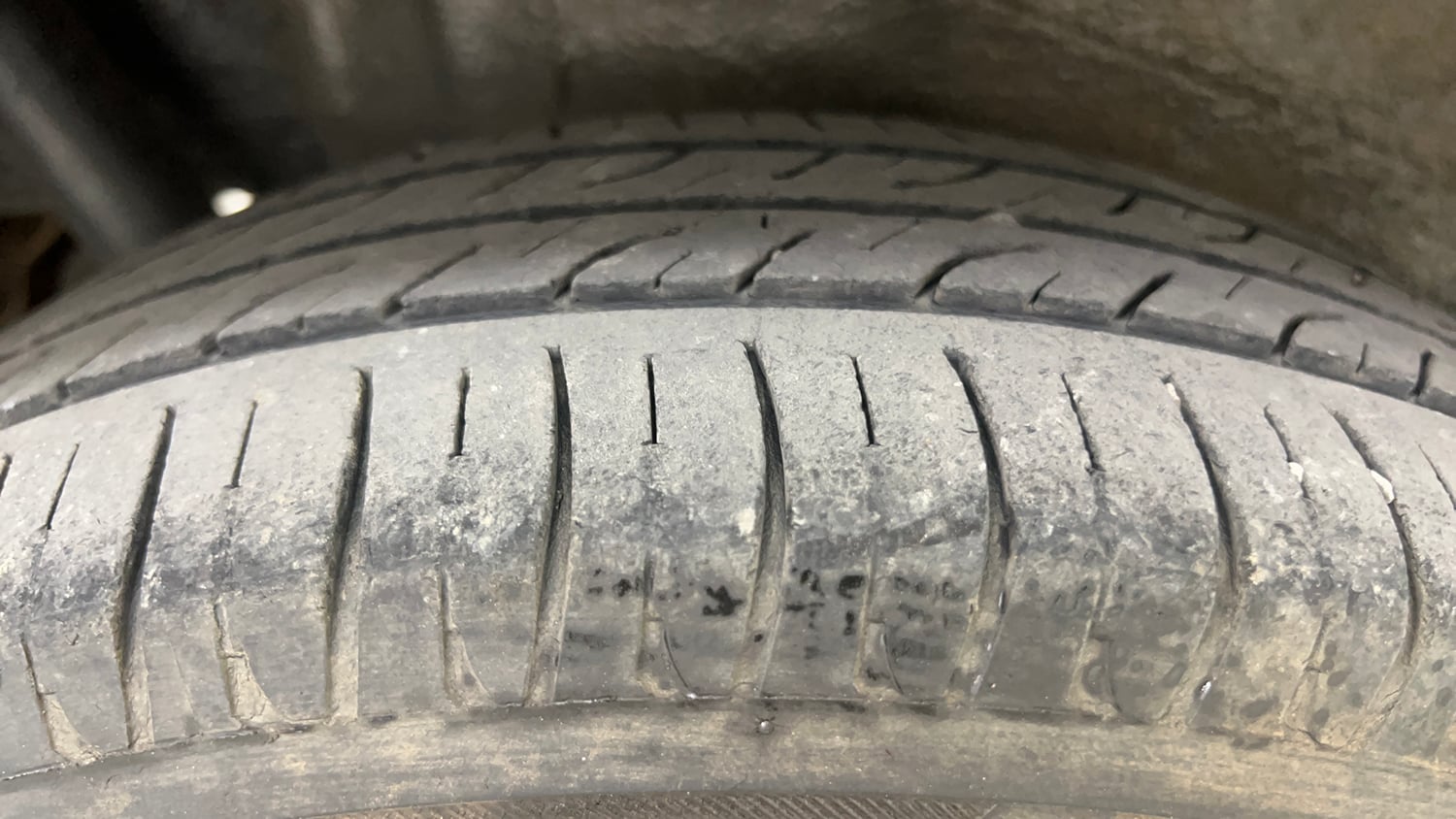 Used 2014 Maruti Suzuki Wagon R 1.0 VXI Petrol + CNG (Outside Fitted) Cng Manual tyres RIGHT REAR TYRE TREAD VIEW