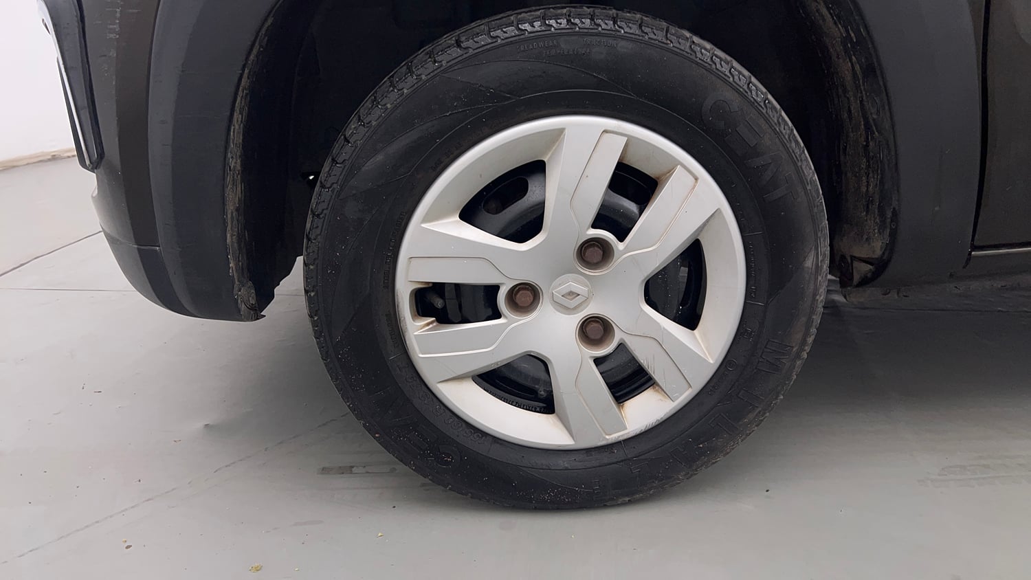Used 2017 Renault Kwid 1.0 RXT Opt Petrol Manual tyres LEFT FRONT TYRE RIM VIEW