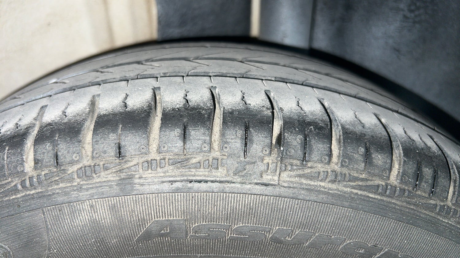 Used 2014 Ford Figo Duratec Petrol ZXI 1.2 Petrol Manual tyres LEFT REAR TYRE TREAD VIEW