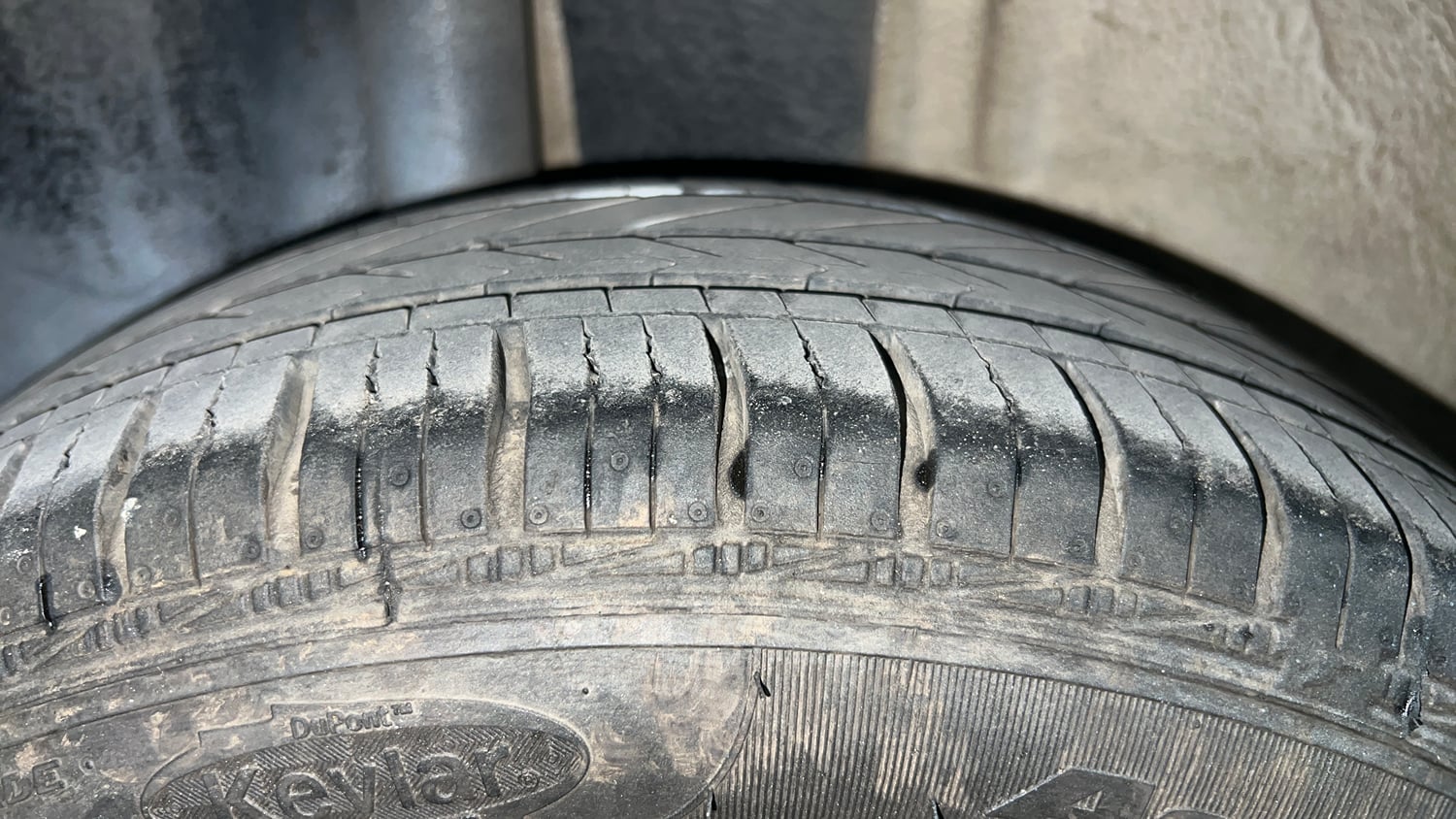 Used 2014 Ford Figo Duratec Petrol ZXI 1.2 Petrol Manual tyres RIGHT REAR TYRE TREAD VIEW