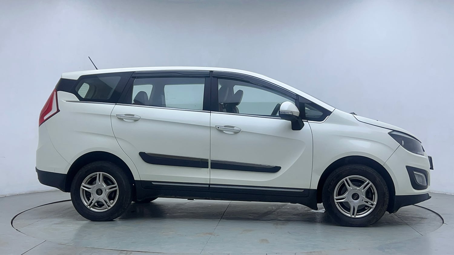 Used 2019 Mahindra Marazzo M6 7 STR Diesel Manual exterior RIGHT SIDE VIEW