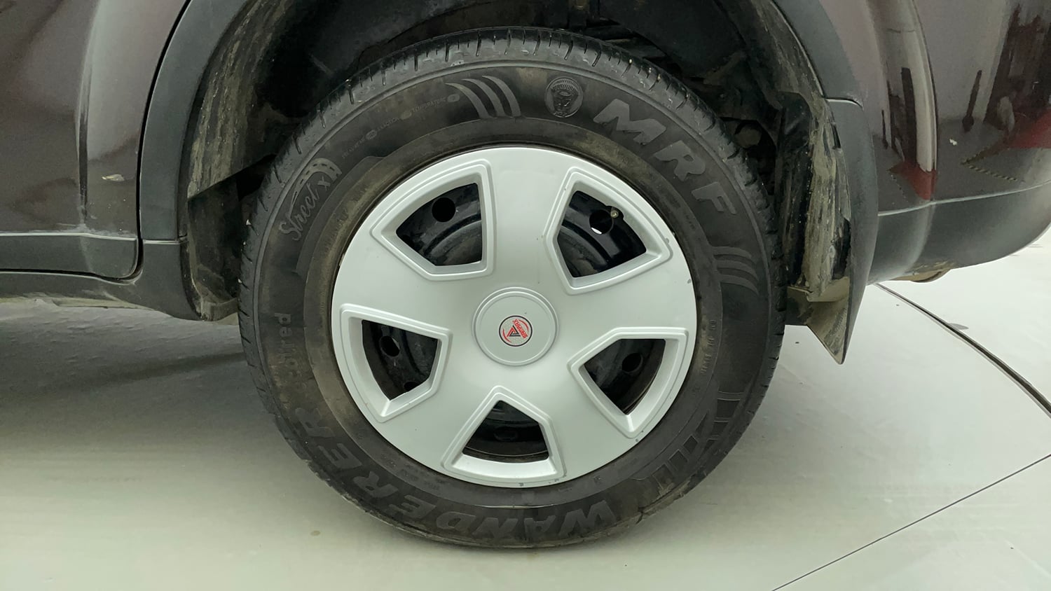 Used 2019 Mahindra XUV500 W7 Diesel Manual tyres LEFT REAR TYRE RIM VIEW