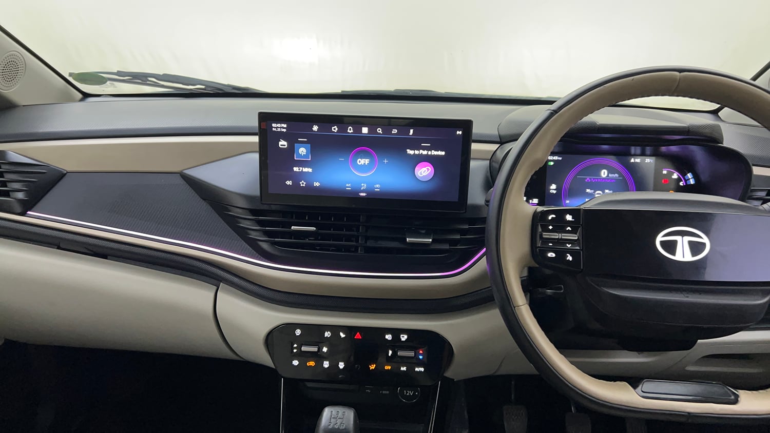 Used 2025 Tata Altroz Accomplished S Petrol 5MT Petrol Manual interior MUSIC SYSTEM & AC CONTROL VIEW