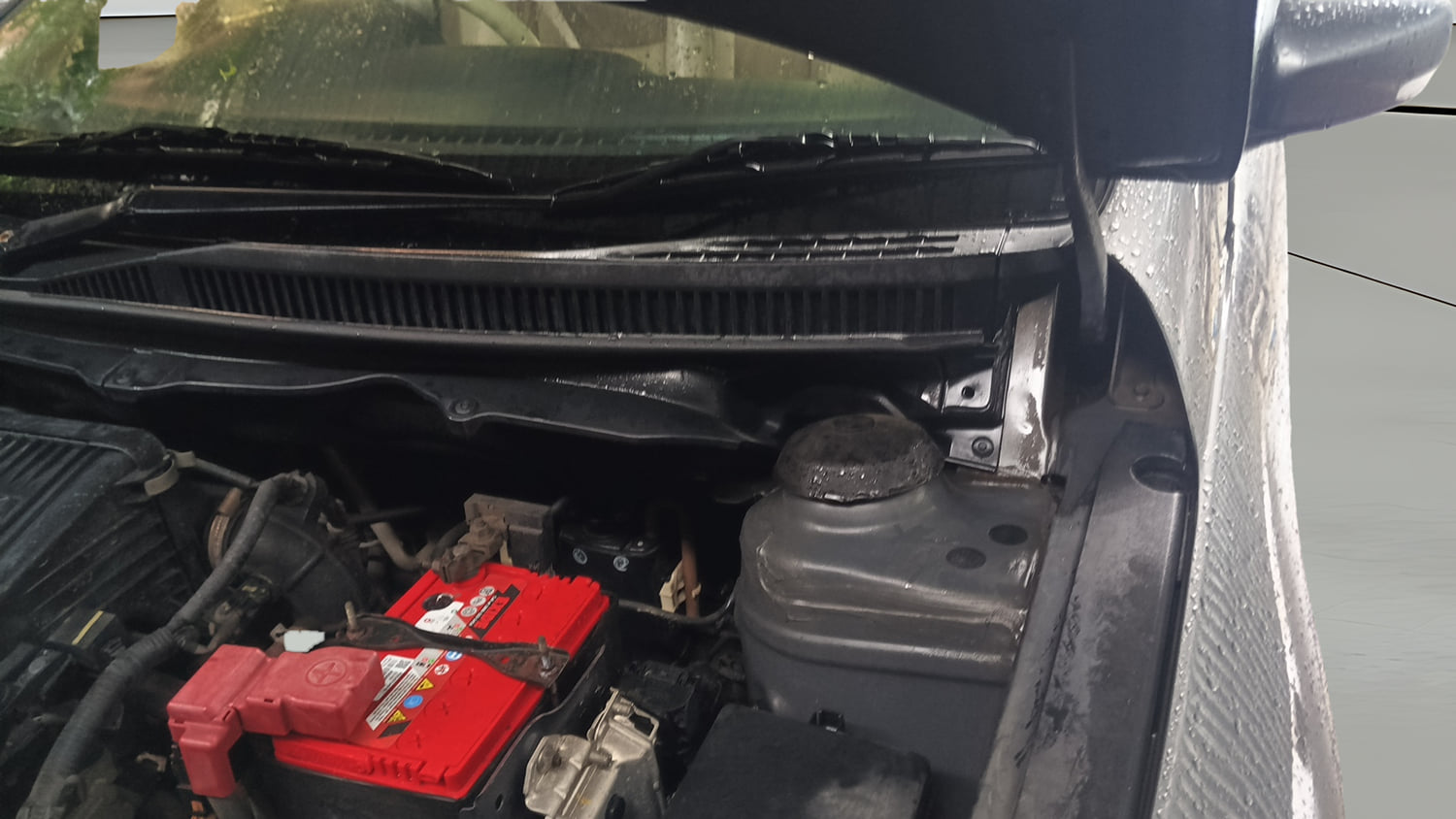 Used 2017 Maruti Suzuki Ciaz Delta 1.4 MT Petrol Manual engine ENGINE LEFT SIDE HINGE & APRON VIEW