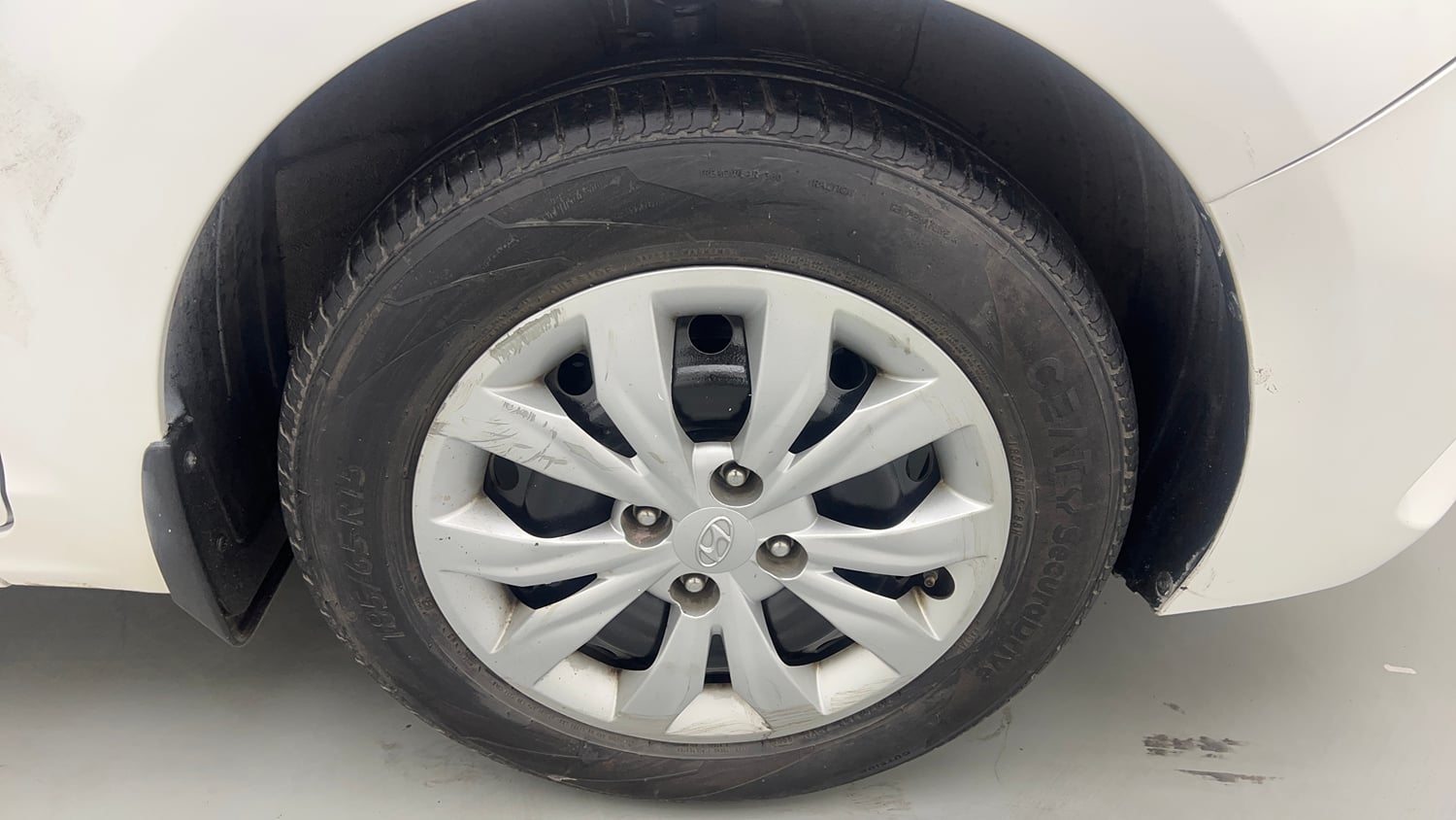 Used 2017 Hyundai Verna EX 1.6 VTVT Petrol Manual tyres RIGHT FRONT TYRE RIM VIEW
