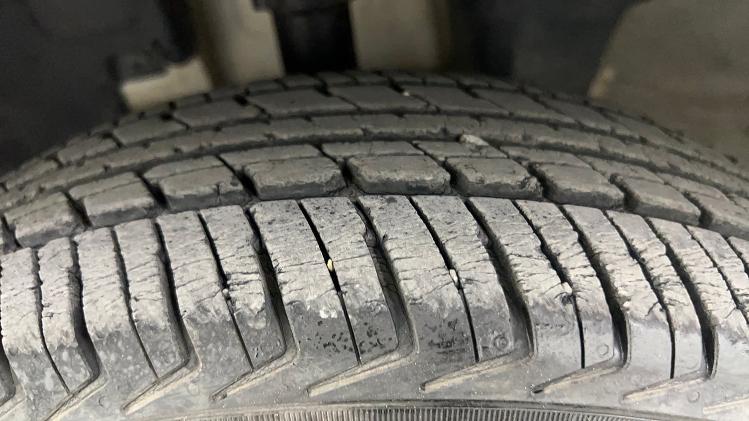 Used 2016 Renault Kwid RXT Petrol Manual tyres LEFT FRONT TYRE TREAD VIEW
