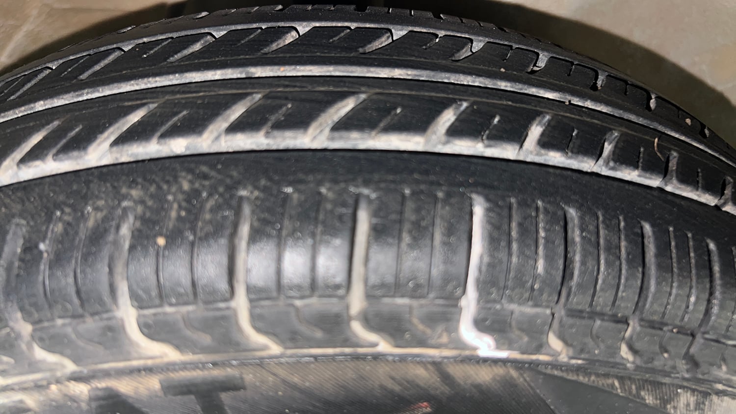 Used 2014 Maruti Suzuki Alto 800 Lxi Petrol Manual tyres RIGHT FRONT TYRE TREAD VIEW